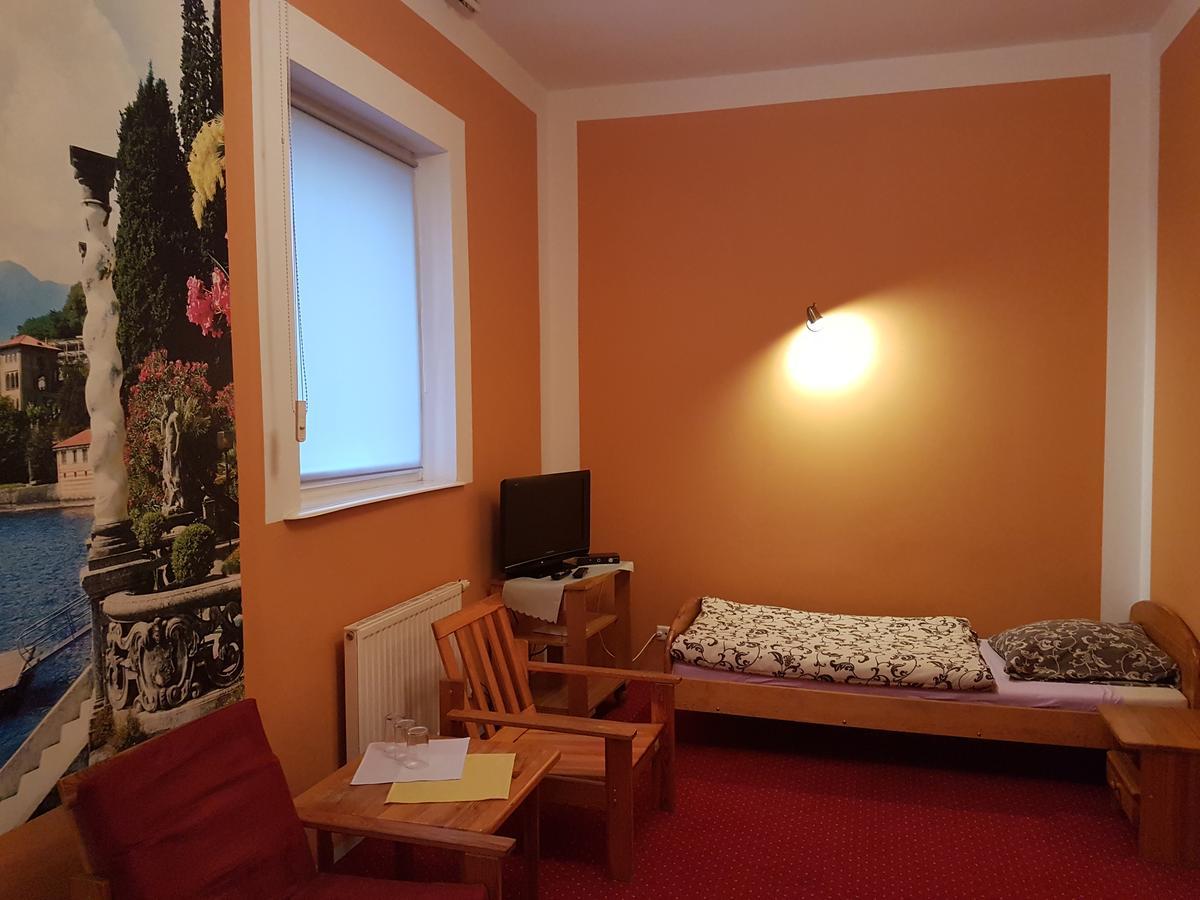 Отель Chrobry Szprotawa Экстерьер фото