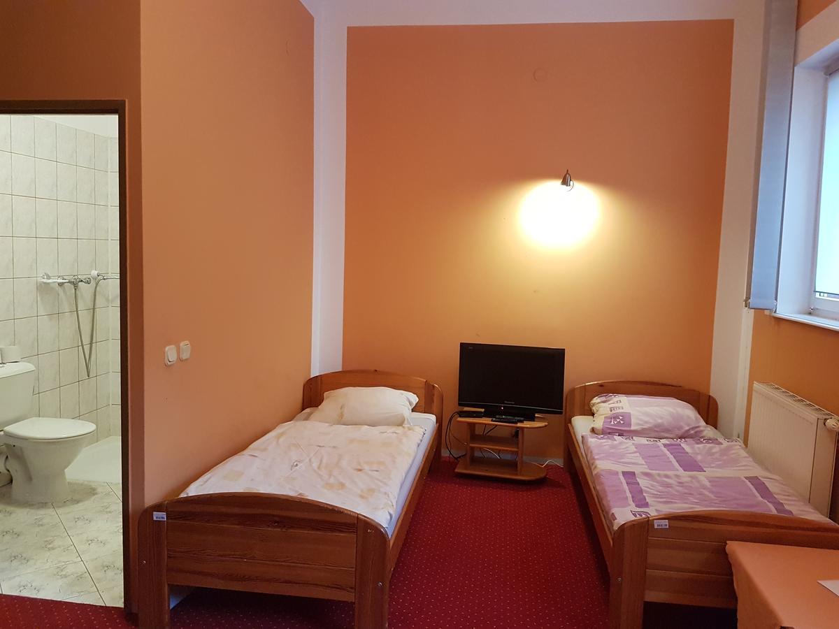 Отель Chrobry Szprotawa Экстерьер фото